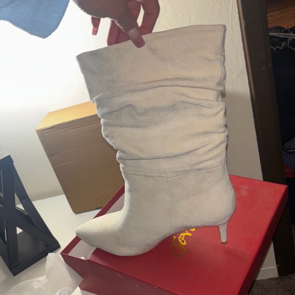 Elegant White Slouchy Boots
